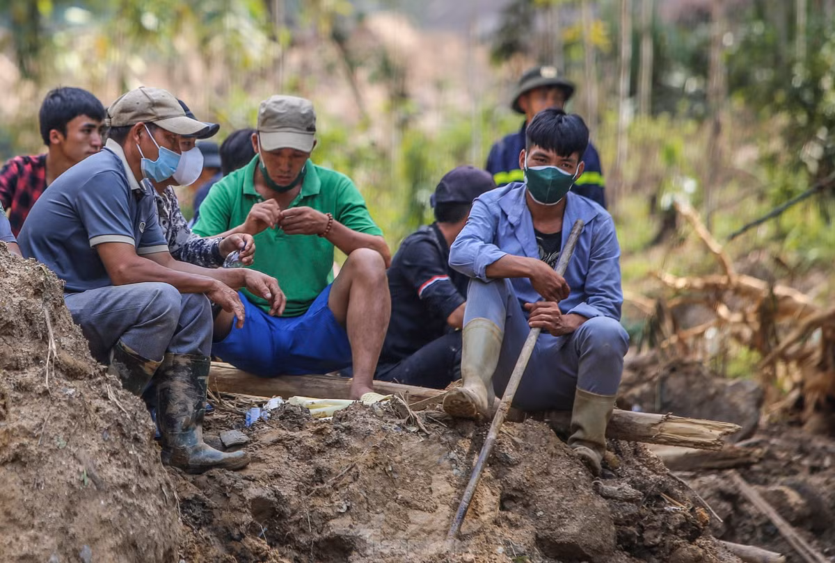 Những người thân dùng gậy đi dọc suối Nậm Tông tìm kiếm người gặp nạn. Họ còn dùng tay bới các lớp bùn nghi vấn có người gặp nạn.