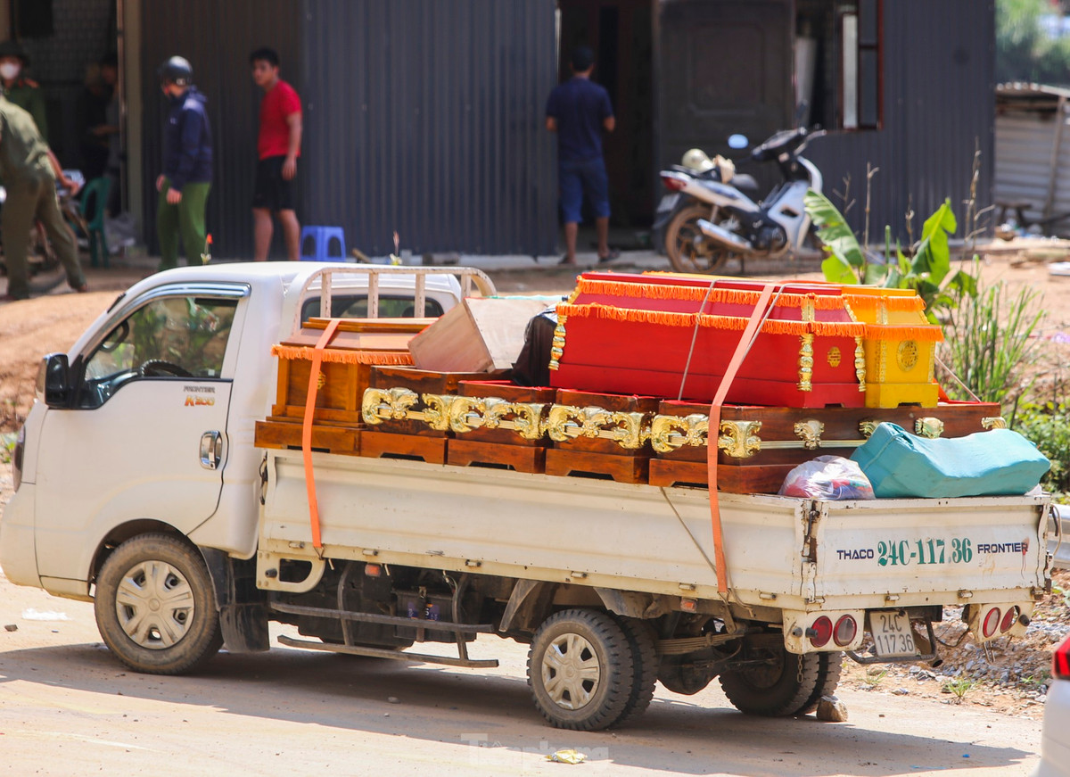 Dọc đường vào thôn Nậm Tông, hình ảnh 8 chiếc quan tài được xe chở vào trở nên ám ảnh với người dân.