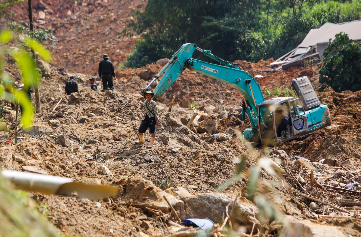 Do thôn Nậm Tông vẫn bị chia cắt nên hầu hết công tác cứu hộ cứu nạn đều được thực hiện thủ công. Mới đây, một máy đào đã tiếp cận, hỗ trợ tìm kiếm tại hiện trường.