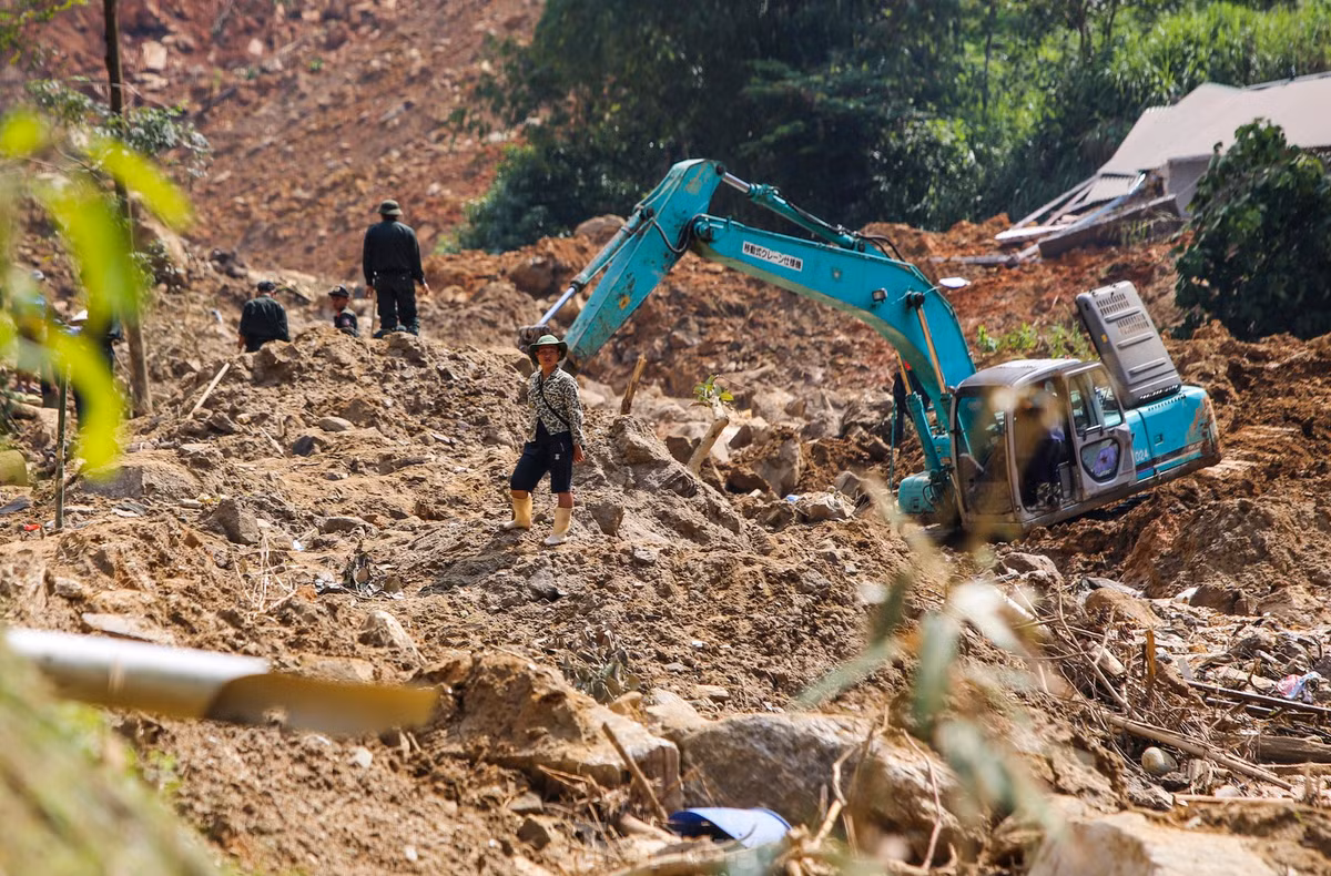 Do thôn Nậm Tông vẫn bị chia cắt nên hầu hết công tác cứu hộ cứu nạn đều được thực hiện thủ công. Mới đây, một máy đào đã tiếp cận, hỗ trợ tìm kiếm tại hiện trường.