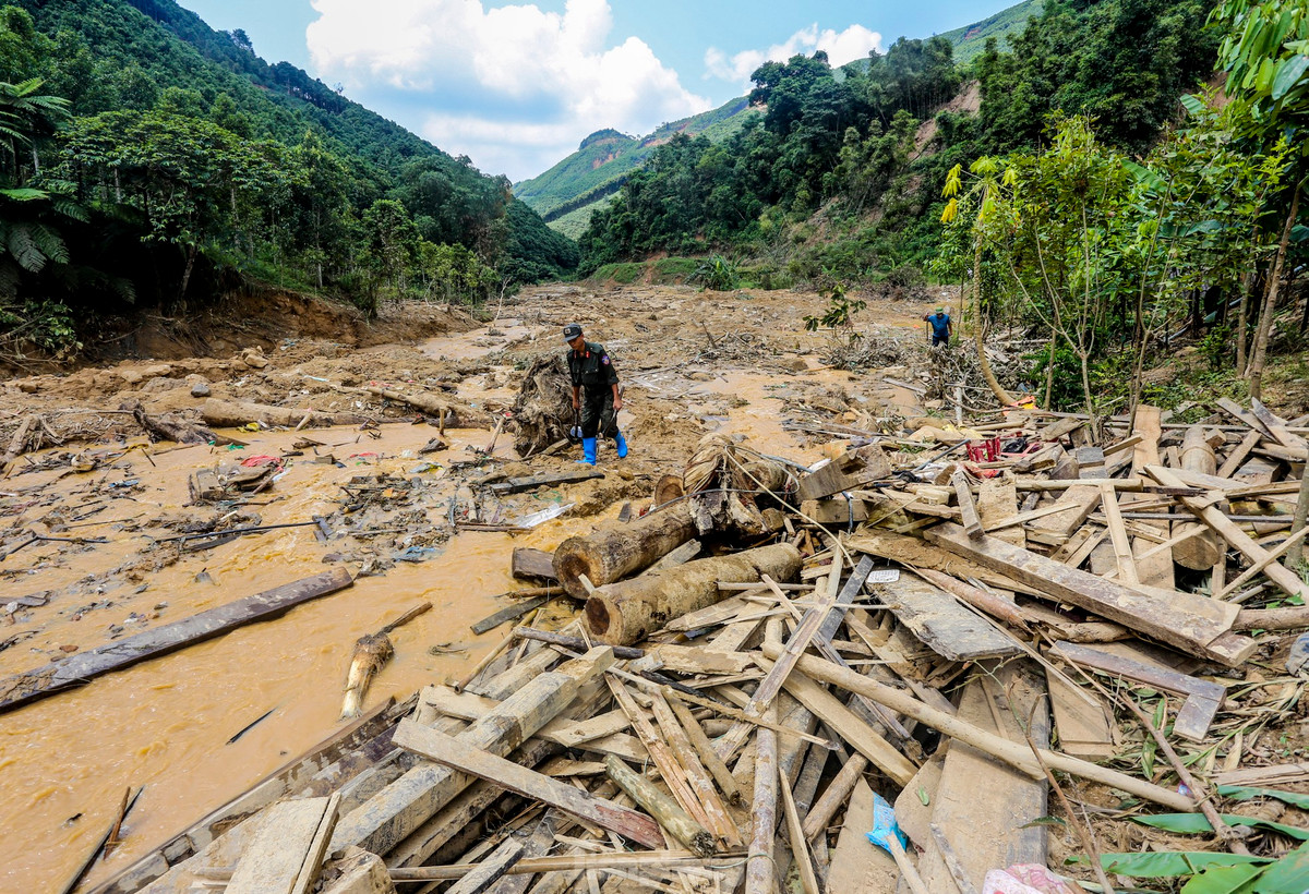 Đoạn suối yên bình với nhà dân san sát nay chỉ còn là bùn đất, đá và những đống đổ nát.