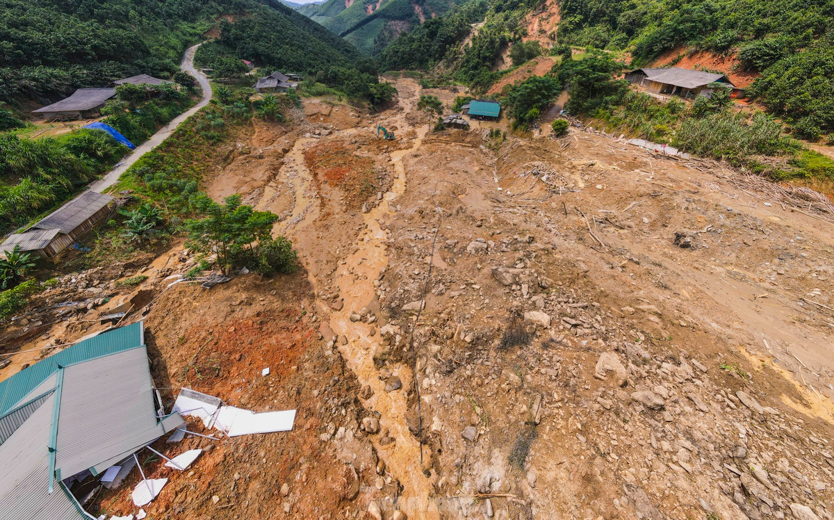 Trong phút chốc, hàng nghìn khối đất, đá, cây cối theo dòng suối trôi xuống, san phẳng nơi sinh sống của các hộ dân thôn Nậm Tông. Vụ sạt lở cuốn lấp 8 nhà dân, làm 18 người chết và mất tích.
