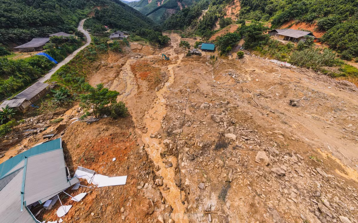 Trong phút chốc, hàng nghìn khối đất, đá, cây cối theo dòng suối trôi xuống, san phẳng nơi sinh sống của các hộ dân thôn Nậm Tông. Vụ sạt lở cuốn lấp 8 nhà dân, làm 18 người chết và mất tích.