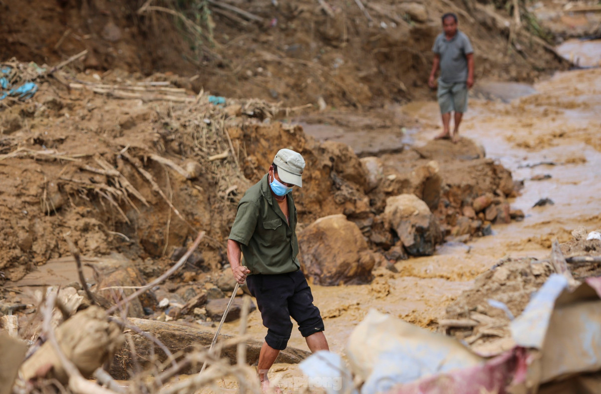 Gia đình ông Lý A Thành (SN 1983) có 13 người thân bị sạt lở vùi lấp, đến nay đã tìm được 5 người, còn 8 người mất tích. Mỗi ngày, ông Thành và người thân đều đi dọc khe suối, cùng lực lượng chức năng tìm nạn nhân. “Anh em, họ hàng đều mất cả, giờ tôi đau xót lắm, không biết lúc nào mới tìm được để an táng”, ông Thành nói.
