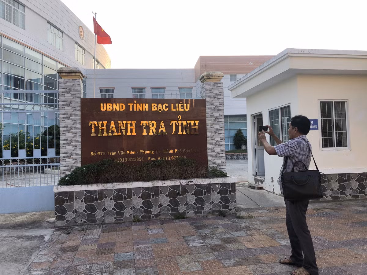 Thanh tra vien noi gi ve 134 trieu dong nhan chuyen khoan tu can bo xa?