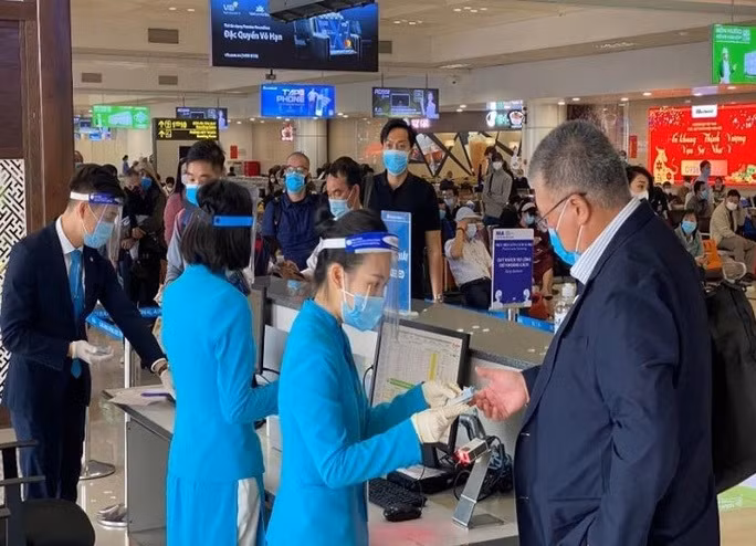 De xuat nguoi nhap canh khong can giay chung nhan tiem vaccine COVID-19