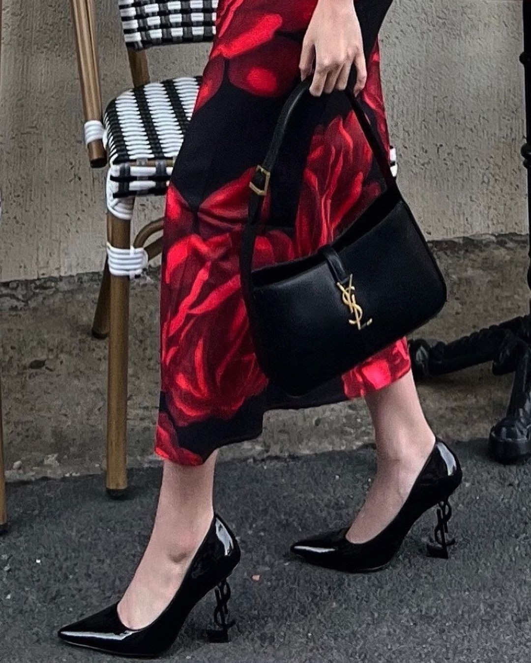 Co gai xinh dep dien vay om sat di uong ca phe-Hinh-3