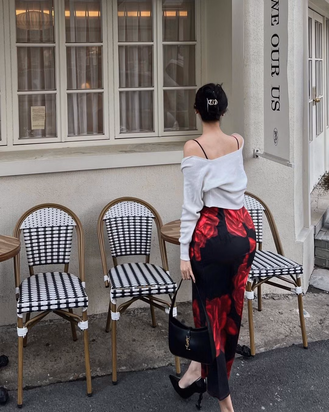 Co gai xinh dep dien vay om sat di uong ca phe-Hinh-2