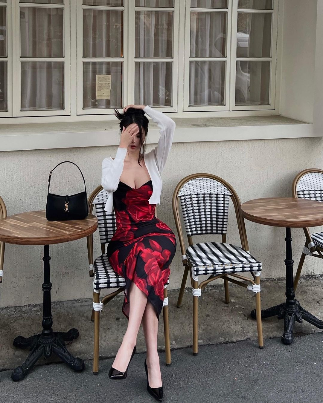 Co gai xinh dep dien vay om sat di uong ca phe