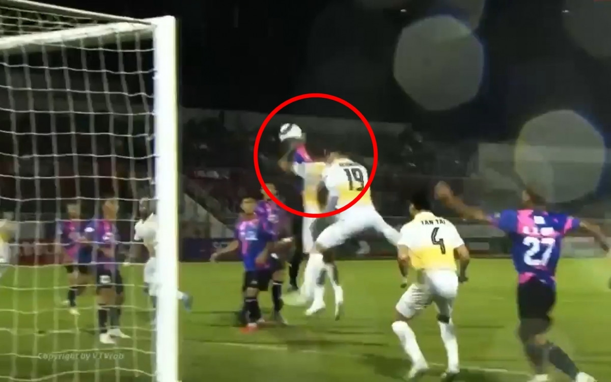 Án phạt nào cho trọng tài công nhận "bàn tay của Chúa" tại V-League? An phat nao cho trong tai cong nhan