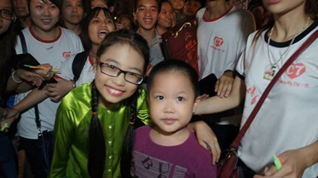 Mỹ Chi chụp chung với fan nhí