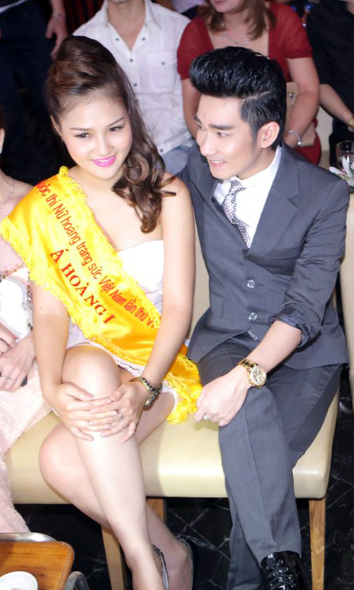 Không có bạn gáp tháp tùng, Quang Hà tình tứ với á hậu Nữ hoàng trang sức 2013