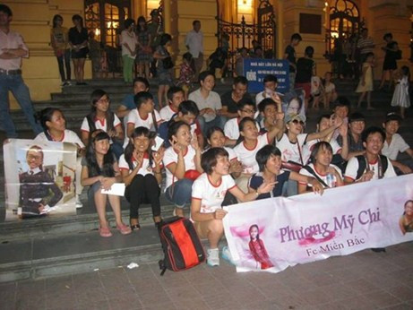 Nhưng Mỹ Chi nhận show, cả nhà phải đi theo cô bé. Đây là hình ảnh fan Hà Nội chào đón em