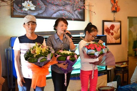 Nhân dịp ra thủ đô, em cũng bố trí thời gian gặp fan. Cả gia đình Mỹ Chi bên nhau tại buổi gặp fan ở Hà Nội