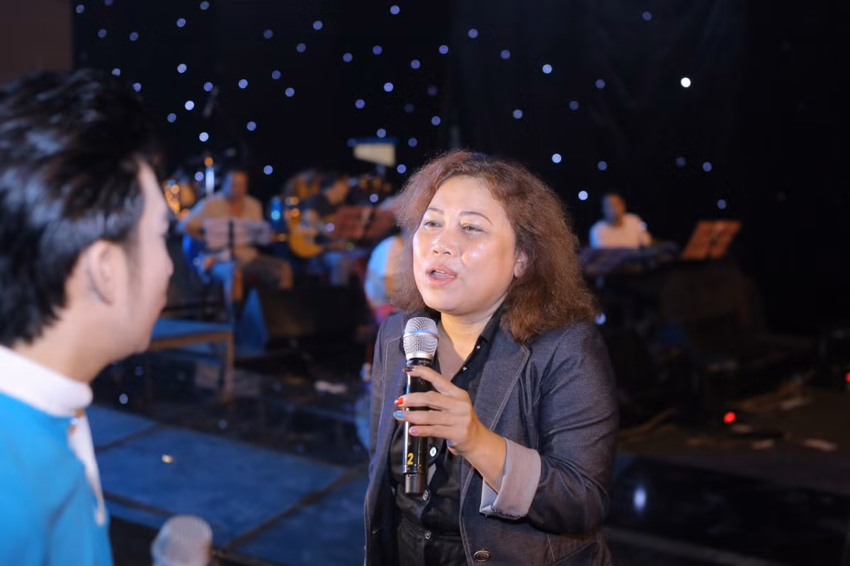 Sau các đêm nhạc tổ chức cho riêng mình để kêu gọi sự ủng hộ của đồng nghiệp và lần hát trên sân khấu Bài hát yêu thích, live show Quang Hà 10 năm Sài Gòn - Hà Nội là chương trình lớn nhất họa mi núi rừng trở lại