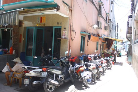 Con hẻm dẫn vào nhà trước đây là quán chè của mẹ Mỹ Chi, bây giờ xe của một công trình xây dựng để đầy ắp