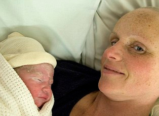 Sarluis và cô con gái mới sinh Susanna.