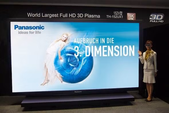 Ti vi màn hình phẳng Panasonic 152 inch là món quà tuyệt vời để trang trí phòng khách sang trọng trong các dinh thự của đại gia. Giá hiện nay là 480.000 USD.