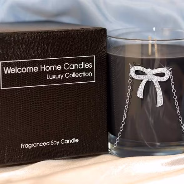 Cũng là nến, nhưng với chiếc vòng 38 viên kiêm cương (2,23 carat) đặt trên nền vàng trắng và hương đậu nành ngọt ngào khiến chiếc cốc nến Bucci này có giá tới 5.000 USD.