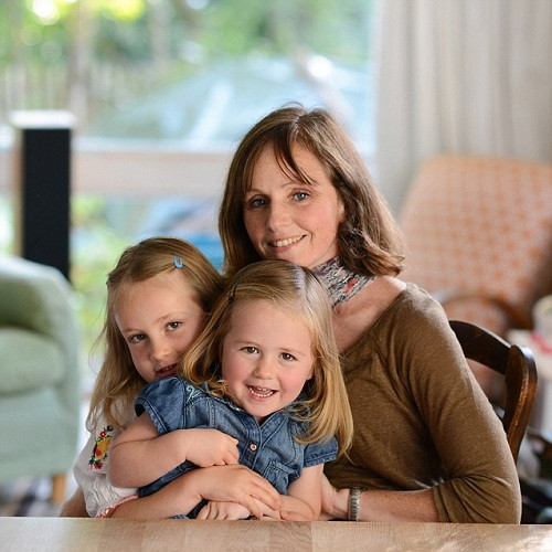 Ba mẹ con Sarluis, con gái Bess 5 tuổi (trái) và Susanna 3 tuổi (giữa).