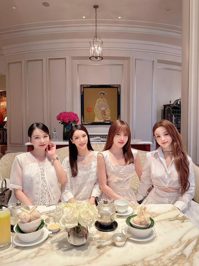 Khi xuất hiện chung khung hình với những người bạn thân thiết, visual "mẹ bầu" của Sam được cho là ngày càng lộ rõ hơn bao giờ hết.