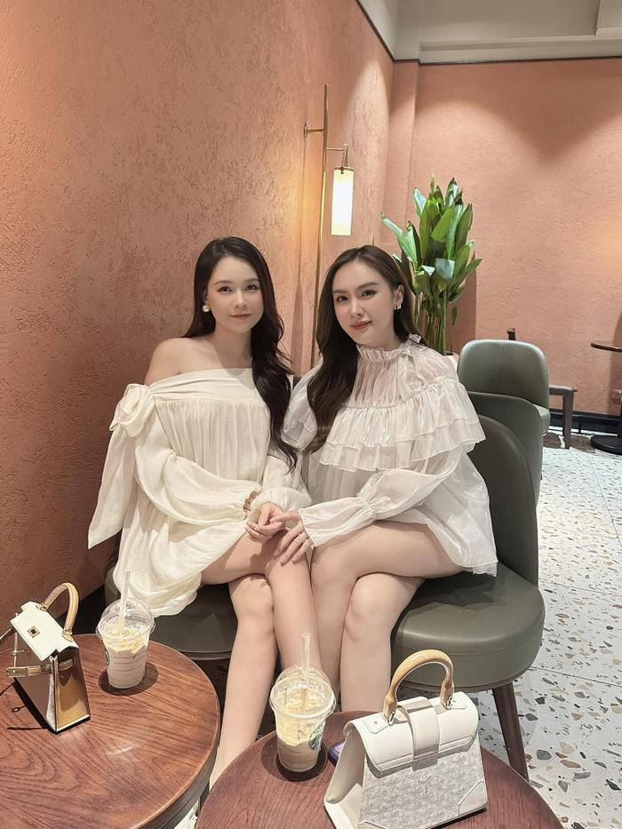 Hiện tại Sam đang là tâm điểm được cư dân mạng săn đón, mỗi khi cô xuất hiện trên mạng xã hội đều nhanh chóng thu hút sự chú ý. Đứng trước sự hiếu kỳ của khán giả về nghi vấn đang mang thai, nữ diễn viên đã lựa chọn giữ im lặng. Bên cạnh đó, người đẹp vẫn duy trì việc gặp gỡ một vị bác sĩ đã giúp nhiều cặp đôi Vbiz thành công có con, và hội chị em đình đám cùng hoạt động trong giới showbiz. Một trong những động thái khiến dân tình nghi ngờ Sam mang thai chính là vì cô liên tục mặc trang phục rộng, dùng tay hoặc túi để che chắn vòng 2