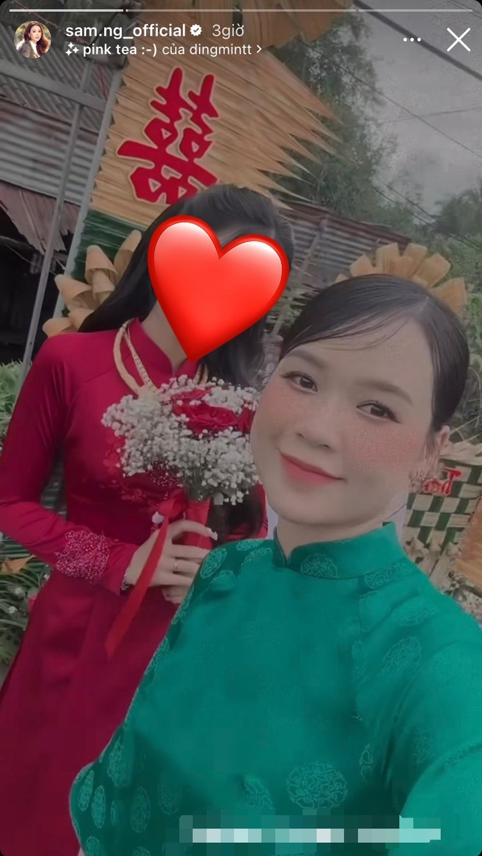 Trong hình ảnh trên, dễ dàng nhận thấy khuôn mặt của Sam ngày càng tròn trịa hơn so với trước đây. Bên cạnh đó, vào một khoảnh khắc người đẹp đã "trượt tay" để điện thoại xuống dưới vô cùng làm lộ vòng 2 to hơn bất thường. Dấu hiệu này trên cơ thể của nữ diễn viên càng khiến nhiều người khẳng định cô đang có bầu. Khi chụp hình với người chị em thân thiết, Sam cũng chỉ tập trung để điện thoại sát khuôn mặt