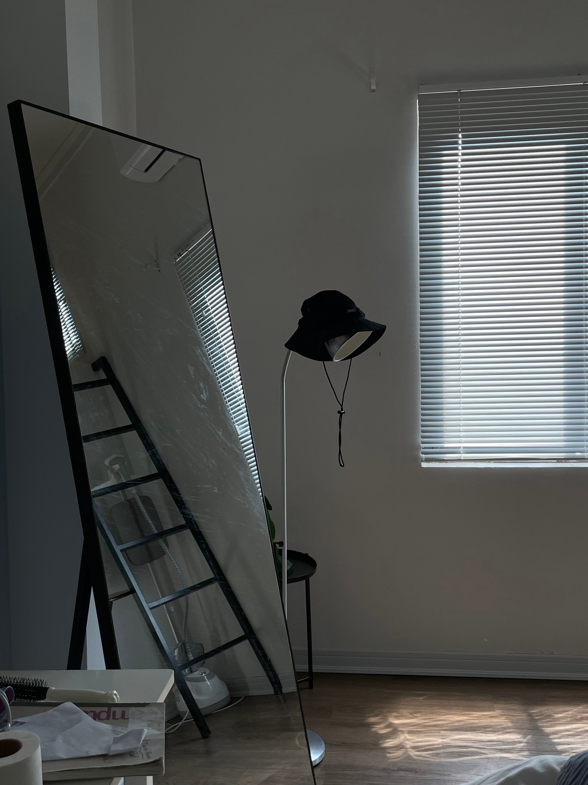 Bên cạnh đó, có 2 lý do dẫn đến lựa chọn sống một mình của Toàn Thắng. Thứ nhất là diện tích phòng thuê không quá rộng. Nếu bạn bè ở cùng, muốn sinh hoạt thoải mái cũng như trang trí nhà cửa theo ý thích như bây giờ rất khó. Thứ hai, cậu bạn cũng muốn tận hưởng khoảng thời gian này, được sống một mình, tự do trong chính căn phòng bản thân đã sửa sang và lắp đặt. Hơn nữa, cậu bạn làm việc tại nhà khá nhiều. Khi đặt những yếu tố này lên bàn cân, Toàn Thắng chấp nhận chi phí nhà cửa sẽ cao hơn một chút để có được sự thoải mái riêng. 