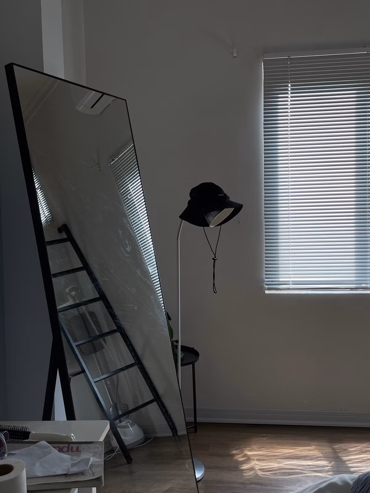 Bên cạnh đó, có 2 lý do dẫn đến lựa chọn sống một mình của Toàn Thắng. Thứ nhất là diện tích phòng thuê không quá rộng. Nếu bạn bè ở cùng, muốn sinh hoạt thoải mái cũng như trang trí nhà cửa theo ý thích như bây giờ rất khó. Thứ hai, cậu bạn cũng muốn tận hưởng khoảng thời gian này, được sống một mình, tự do trong chính căn phòng bản thân đã sửa sang và lắp đặt. Hơn nữa, cậu bạn làm việc tại nhà khá nhiều. Khi đặt những yếu tố này lên bàn cân, Toàn Thắng chấp nhận chi phí nhà cửa sẽ cao hơn một chút để có được sự thoải mái riêng. 