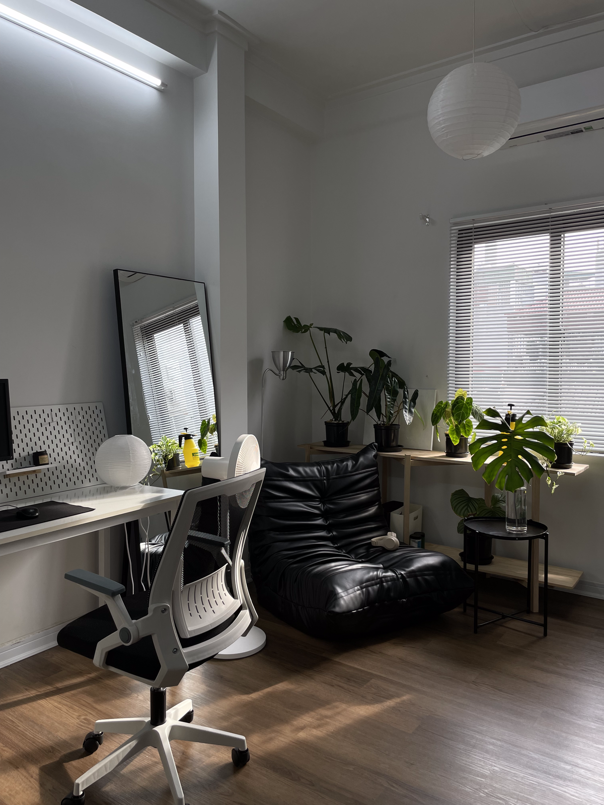 Chi phí nội thất khoảng 8 triệu đồng chưa tính đến những món đồ bằng gỗ tự nhiên cậu bạn tự thiết kế rồi xuống xưởng sản xuất.