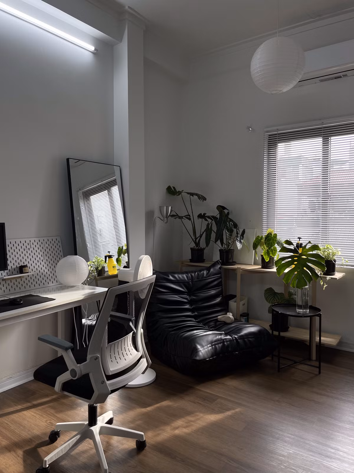 Chi phí nội thất khoảng 8 triệu đồng chưa tính đến những món đồ bằng gỗ tự nhiên cậu bạn tự thiết kế rồi xuống xưởng sản xuất.