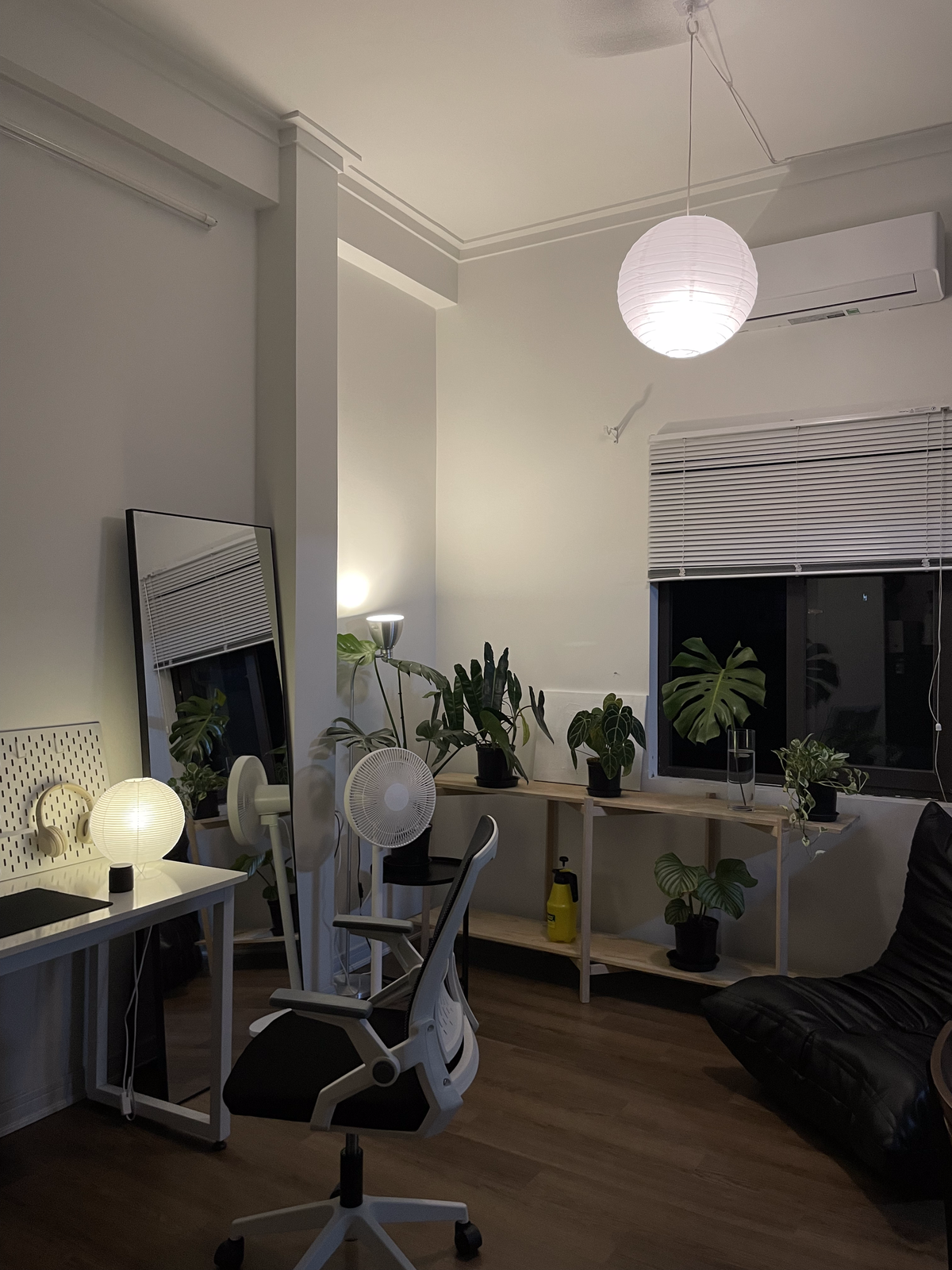 “Mình muốn được tự trang trí căn phòng, tạo ra những đặc điểm cá nhân trong không gian sống. Hiện tại, ngoài đi học mình còn làm freelance liên quan đến thiết kế kiến trúc. Do vậy, khi trang trí nhà và đưa lên MXH, nó cũng là cách để mình tiếp cận được những bạn yêu thích decor. Không gian sống được trang trí theo mong muốn cũng là nơi giúp mình có nhiều ý tưởng trong công việc, thỏa sức sáng tạo".