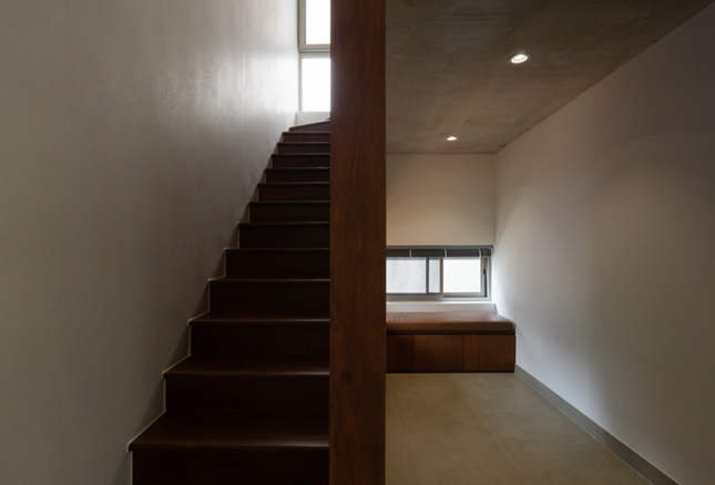 Cầu thang găm tường mang lại vẻ độc đáo cho biệt thự.