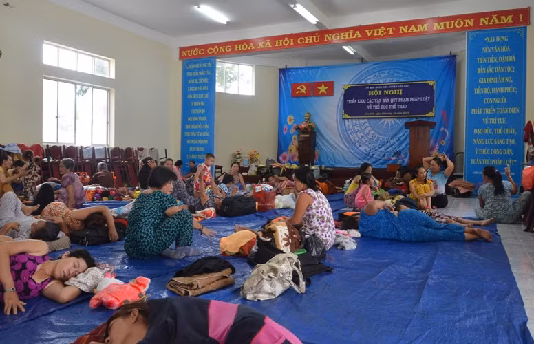 Hơn 4.000 người dân thuộc các xã ven biển và vùng trũng huyện Cần Giờ đã được cán ban ngành thành phố và UBND huyện Cần Giờ đưa đến nên trú bão an toàn