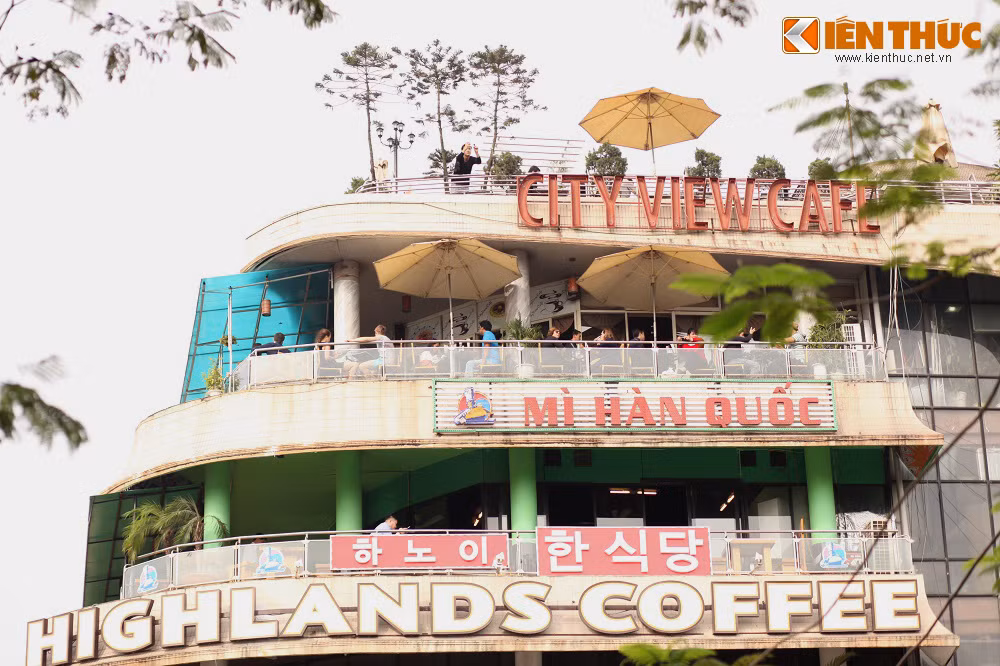 Nguyên nhân chính khiến tòa nhà này tuy không quá sang trọng song lại dễ dàng "đánh bại" các cao ốc khác về giá cả là do nó ngự ở vị trí đắc địa vào bậc nhất Hà Thành, khi nằm sát hồ Gươm và khu phố cổ, tạo điều kiện cho các nhà hàng, quán cafe tận dụng được điểm ngắm cảnh độc nhất vô nhị, do đó rất dễ hút khách.