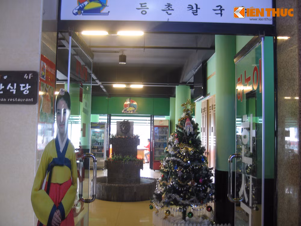 Dịp giáng sinh sắp đến, khách hàng đã phải đặt sẵn chỗ ngồi từ bây giờ, nếu muốn ngắm phố phường Hà Nội nhộn nhịp trong đêm Noel.