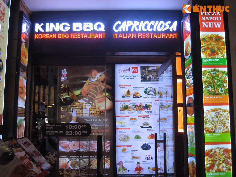 Tuy nhiên, điểm trừ của tòa nhà này là chỗ để xe chật chội. Có những thời điểm đông đúc, khách hàng phải tự tìm chỗ gửi xe. Ngoài ra, đường lên các nhà hàng, quán cafe chật chội cũng đã cản trở phần nào khách đến đây.