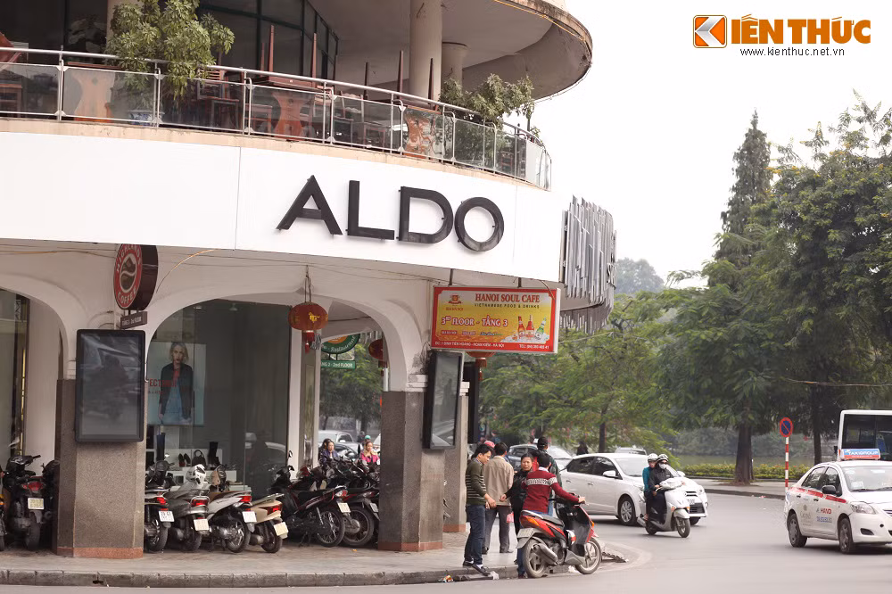 Ở tầng 1, mỗi một m2 của tòa nhà 6 tầng này đều hái ra tiền. Bên cạnh việc cho hai thương hiệu Aldo và Swarovski thuê gian hàng, vỉa hè của Hàm cá mập được một số cá nhân kinh doanh dịch vụ gửi xe, giá mỗi xe 10.000 đồng, dịp lễ tết tăng lên 20.000 - 30.000 đồng/ xe.