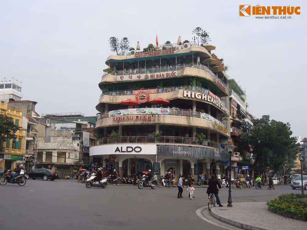 Nếu như tại tòa nhà Lotte Center, giá thuê là 37 USD/m2/tháng (tương đương 787.000 đồng/m2/tháng) hay tại Royal city (Nguyễn Trãi) là 300.000 - trên 500.000 đồng/m2/tháng, thì giá thuê này tại Hàm cá mập đã đắt gấp 2-3 lần.