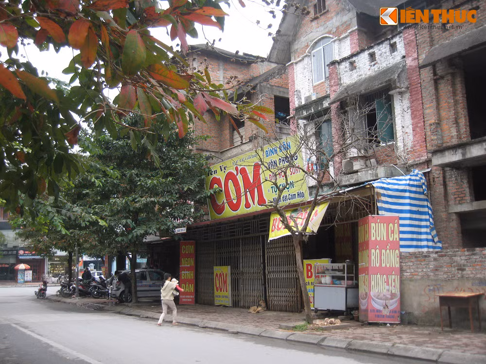 Dãy biệt thự 5-7 căn tại khu Văn Quán - Hà Đông nay thành phố ẩm thực với hàng cơm, phở, bún... Những dãy phố được thuê lại để buôn bán vì có điều kiện giao thông tốt, gần khu dân cư.