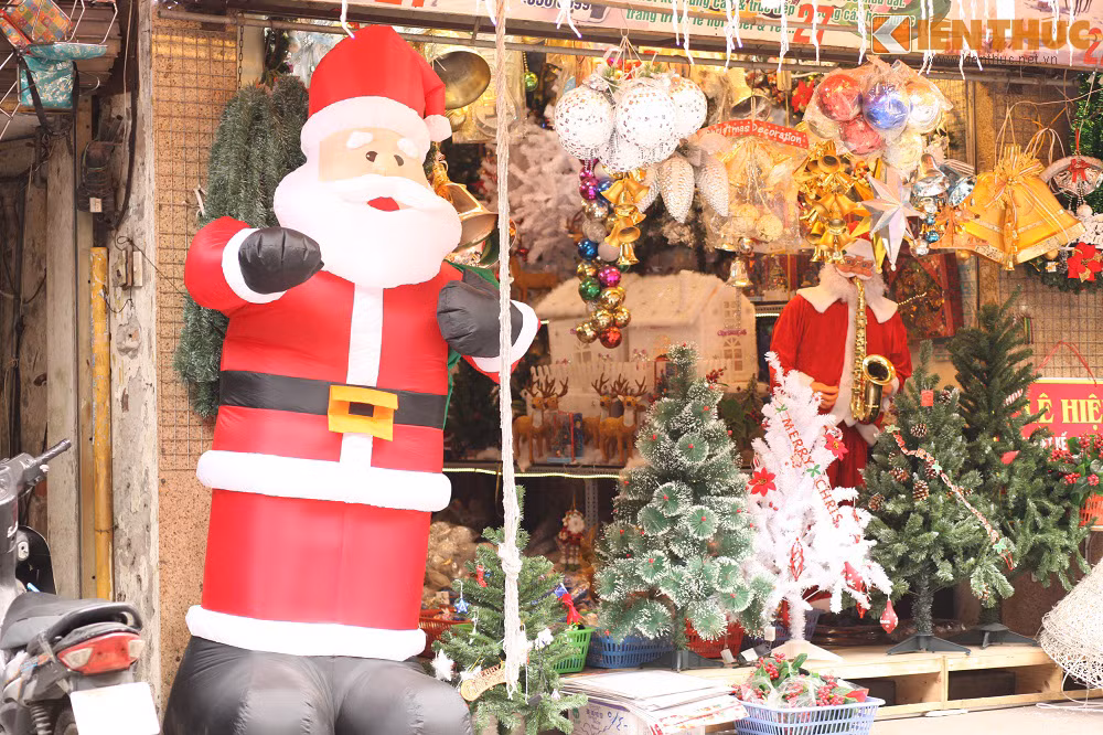 Gần hai tuần nữa lễ Giáng sinh bắt đầu, song năm nay thị trường quà tặng, đồ trang trí cho dịp lễ này không có nhiều biến động về mẫu mã. Tuy vậy, mức giá tăng lên hơn trước, nhiều mặt hàng phải bỏ tiền triệu mới có thể mua được. Trong hình là ông già Noel bơm hơi, cao 3m được bán với giá 3 triệu đồng.