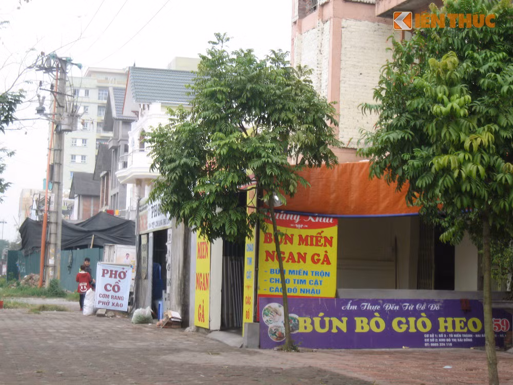 Tầng 1 của biệt thự tiền tỷ là mặt bằng kinh doanh, tầng 2 thường là nơi ở của nhân viên, chủ cửa hàng thuê lại để tiện quản lý buôn bán. Nhờ mặt tiền gần trục đường chính, vỉa hè rộng rãi, các biệt thự này khá đắt khách thuê.