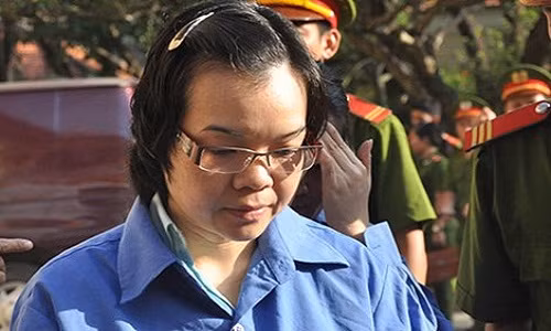 Bị cáo Huyền Như được đưa đến tòa sáng 15/12. Ảnh: HY