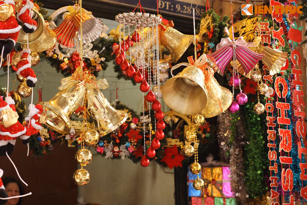 Dạo qua các tuyến phố như Lương Văn Can, Hàng Mã… khách hàng dễ dàng tìm được món đồ trang trí Giáng sinh như chuông, bông tuyết, vòng nguyệt quế. Riêng chuông vàng có giá 50.000 - 100.000 đồng/bộ, bông tuyết 50.000 đồng/túi, tăng hơn 10.000 đồng so với một tuần trước đây.