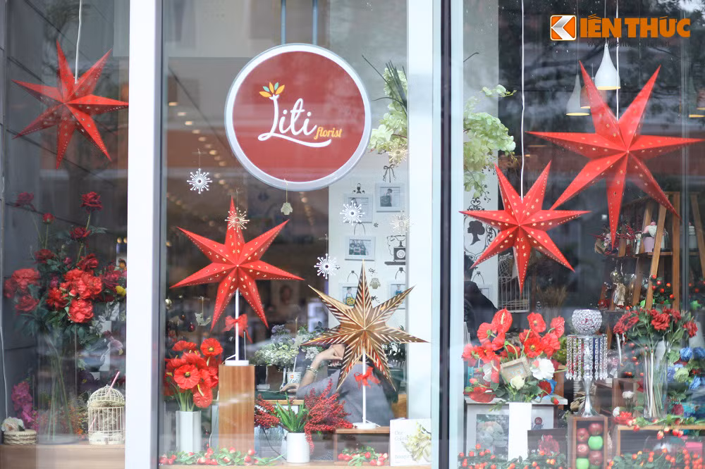 Những bông tuyết trắng, sao đỏ tô điểm cho các gian hàng tại đây thêm phần sống động, ấm áp ngày đông.