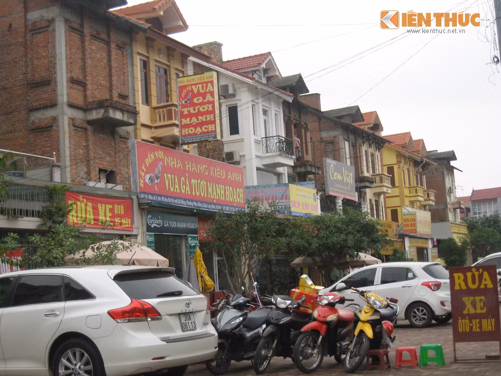 Một người dân ở đây cho biết: "Nhiều nhà bỏ hoang, ban đầu là người tìm đến thuê hàng bán trà đá, lác đác 2-3 quán thôi, về sau, đông đúc dần nên lại thêm người đến, thành dãy lúc nào không hay. Có nhà chủ không ở đây, cũng mở cửa hàng thuê người trông quán, tiện trông nhà luôn".