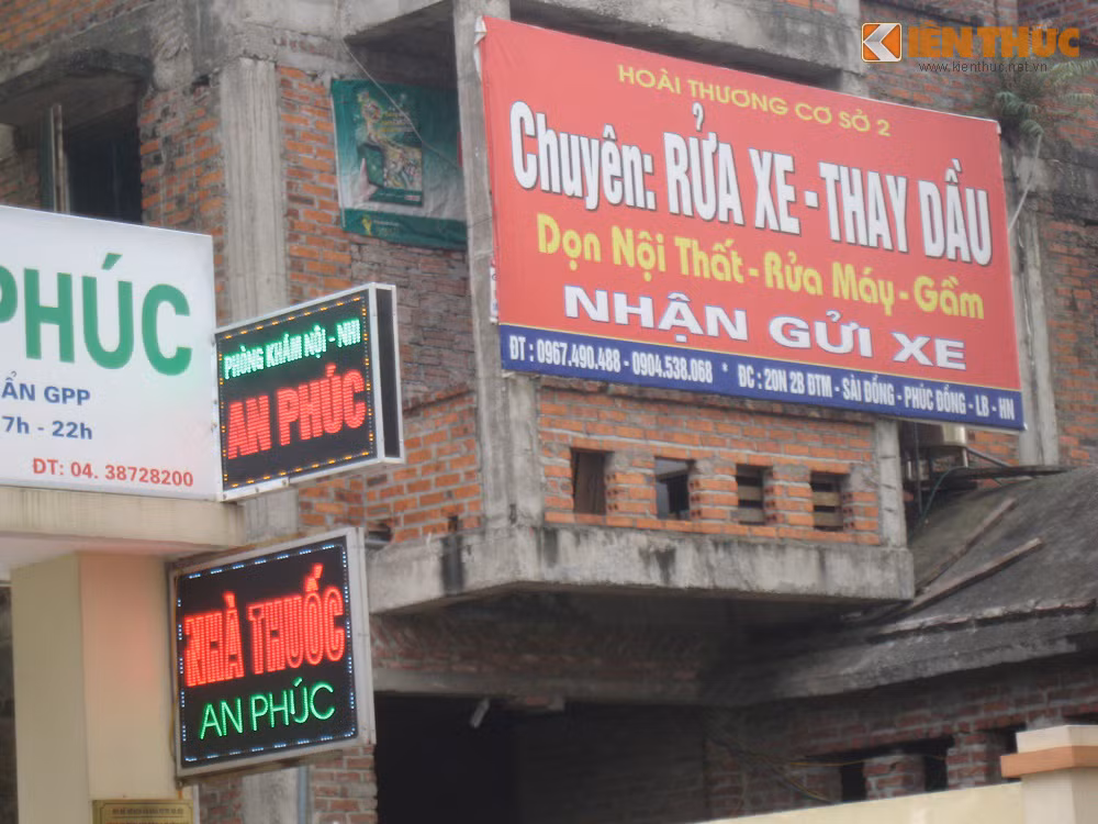 "Một số khu chung cư, văn phòng ở đây đã hoạt động, dân cư đông hơn nên nhu cầu dịch vụ tăng lên. Mình thuê những biệt thự “đắp chiếu” vì rẻ, tùy diện tích, tiền thuê vào khoảng 4-6 triệu đồng/tháng" - chủ một cửa hàng tâm sự.