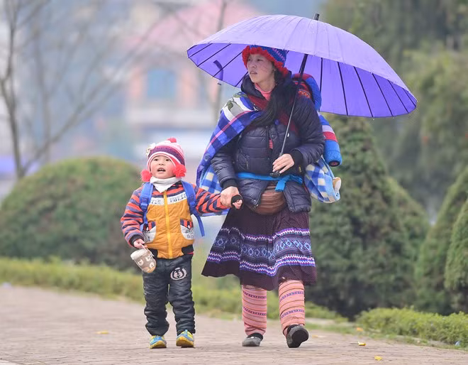 Chị Giàng A Chải dắt con về bản sau chuyến đi sắm đồ trên phố.