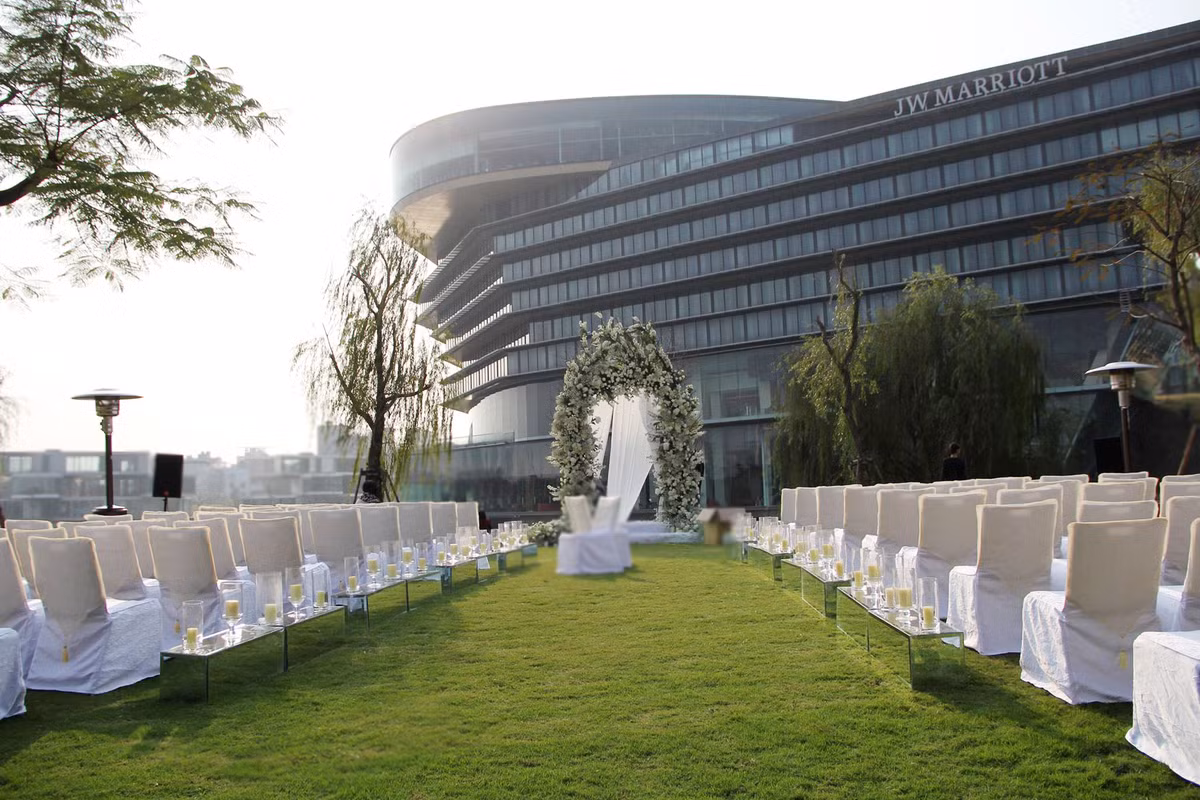 Không gian tổ chức tiệc cưới ngoài trời tại khách sạn JW Marriott.