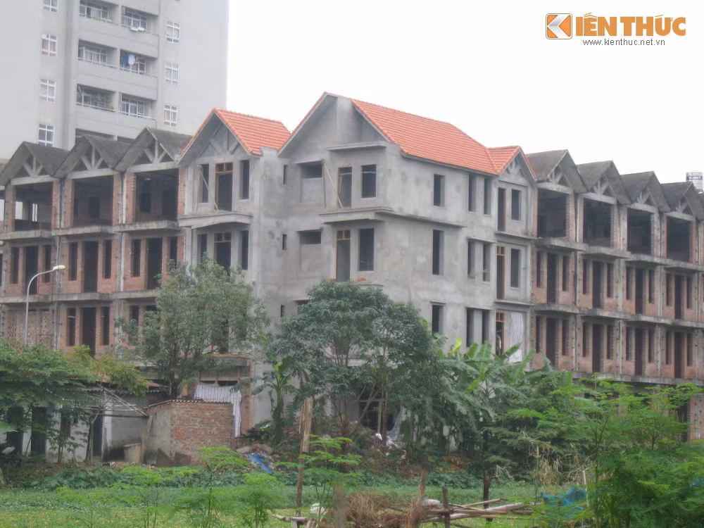 Tuy nhiên, những căn nằm sâu trong khu đô thị, không thuận buôn bán, thường chỉ thuê từng căn cho người lao động ở trọ hoặc bỏ hoang phí hàng chục tỷ cùng căn biệt thự.